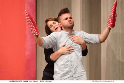 Szenenfoto "De dresseerte Mann" Niederdeutsche Bühne Flensburg