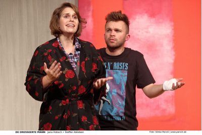 Szenenfoto "De dresseerte Mann" Niederdeutsche Bühne Flensburg