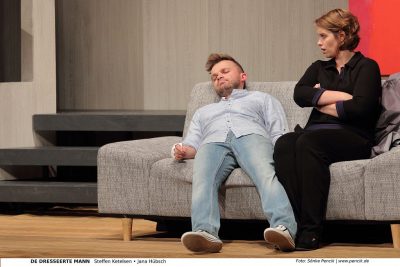 Szenenfoto "De dresseerte Mann" Niederdeutsche Bühne Flensburg